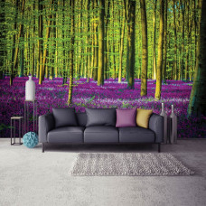 Eine Fototapete mit lila Bäumen in einem Wald, gesehen im Wohnzimmer.