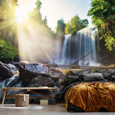Eine Fototapete mit einem Walderlebnis und einem atemberaubenden Wasserfall in einem naturorientierten Schlafzimmer.