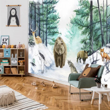 Fototapete mit Waldtieren wie Bär, Hirsch, Wolf und Fuchs in einer malerischen, abenteuerlichen Umgebung, die in einem Kinderzimmer gezeigt wird.