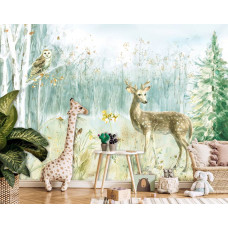 Eine Fototapete mit Waldtieren in einem Kunstgemälde mit einem Hirsch, einer Eule und einem Kaninchen auf einer Vliestapete in einem Kinderzimmer.