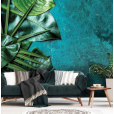 Fototapete mit botanischen Blättern und strukturiertem Glas im Wohnzimmer.