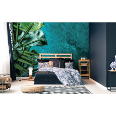 Fototapete mit botanischen Blättern und strukturiertem Glas im Schlafzimmer.