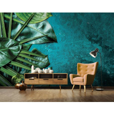 Fototapete mit botanischen Blättern und strukturiertem Glas im Wohnzimmer.