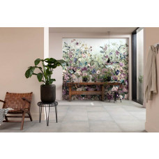 Eine Fototapete mit einem botanischen Garten voller Blumen und Pflanzen, die in einem abstrakten Stil für ein natürliches Aussehen gerendert ist. Dieses Design verleiht dem Wohnzimmer eine botanische und erfrischende Note.