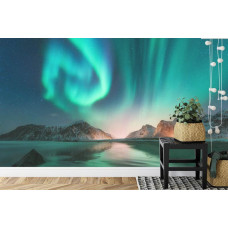 Eine Fototapete mit einer beruhigenden Landschaft aus Bergen und See, geeignet für ein Schlafzimmer.