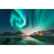 Fototapete mit einer Landschaft, in der Berge und ein hellblauer See für einen malerischen Anblick zusammenkommen.