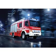 Fototapete von einem Feuerwehrauto in Aktion, mit detaillierten Rendering eines Feuerwehrautos.