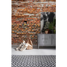 Eine abstrakte Fototapete für eine Backsteinmauer, die ein urbanes und rustikales Gefühl hervorruft. Dieses Design verleiht dem Wohnzimmer einen industriellen Charakter.