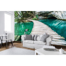 Eine Fototapete mit einer Holzbrücke über einen Teich, ideal für ein Büro.