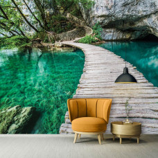 Eine Fototapete mit einer Brücke über türkisfarbenes Wasser, perfekt für ein Wohnzimmer.