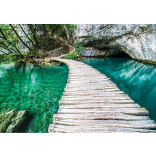 Holzbrücke über einen türkisfarbenen Teich, Natur-Fototapete mit einem ruhigen Blick auf einen Teich.