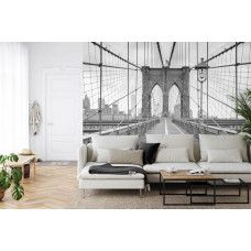 Eine Fototapete mit der Brooklyn Bridge in New York in Schwarz-Weiß, abgebildet in einem Wohnzimmer.