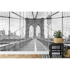 Eine Fototapete mit einer künstlerischen Darstellung der Brooklyn Bridge, abgebildet in einem Schlafzimmer.