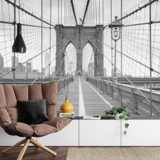 Eine Fototapete mit der Brooklyn Bridge in einem monochromen Stil, abgebildet in einem Wohnzimmer.