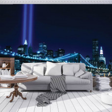 Eine Fototapete mit der Brooklyn Bridge über dem East River in nächtlicher Beleuchtung, perfekt für das Wohnzimmer.