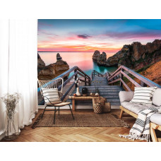 Eine Fototapete von einer Brücke zum Strand in einem warmen Wohnraum.