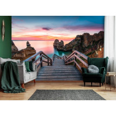 Eine Fototapete von einer Brücke zum Strand mit 3D-Perspektive in einem ruhigen Wohnzimmer.