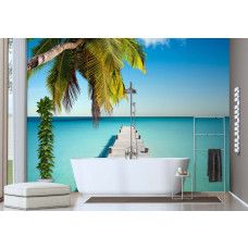 Fotobehang met brug omringd door palmbomen en zee in blauwe tinten