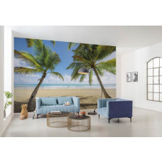 Eine Fototapete von karibischen Paradies mit Palmen entlang des Strandes und klarem Wasser.