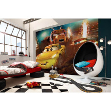 Eine Fototapete mit Lightning McQueen auf einer Schotterpiste aus Disney Cars, die in einem Kinderzimmer zu sehen ist.