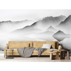 Eine Fototapete einer chinesischen Tintenlandschaft mit Bergen und einem See in einem Wohnzimmer.