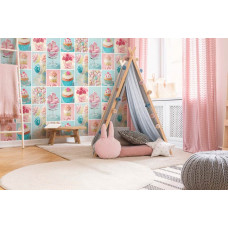 Eine Fototapete mit rosa und blauen Keksen und Cupcakes für das Babyzimmer.