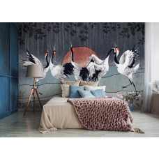 Fototapete mit tanzenden Kranichen in einem Schlafzimmer mit künstlerischer Atmosphäre.