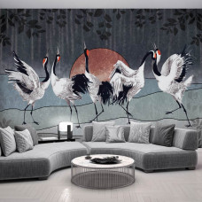 Fototapete mit tanzenden Kranichen im Vliestapetenstil für ein Wohnzimmer.