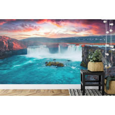 Eine Fototapete mit dem Godafoss-Wasserfall in einer Berglandschaft in Island, abgebildet in einem Büro.