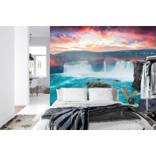 Eine Fototapete mit dem Godafoss-Wasserfall in einer malerischen Landschaft, abgebildet in einem Schlafzimmer.