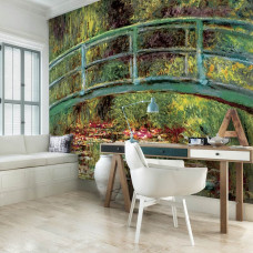 Eine Fototapete 'Die japanische Brücke' von Claude Monet mit Seerosen in einer ruhigen Umgebung, geeignet für ein Büro.