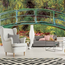 Eine Fototapete 'Die japanische Brücke' von Claude Monet mit Seerosen, platziert in einem stimmungsvollen Wohnzimmer.
