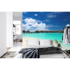 Eine Fototapete mit einem tropischen Strand der Malediven mit klarem blauen Wasser, perfekt für ein Schlafzimmer.