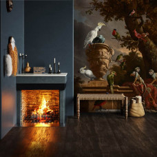 Ein Esszimmer mit einer Fototapete mit einer lebendigen Sammlung exotischer Tiere und Vögel, darunter Totenkopfaffen, Kakadus, ein Rotbartpapagei und ein Frauenloris, inspiriert von dem Gemälde 