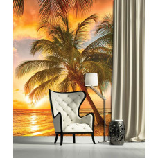 Fototapete mit Sonnenuntergang im tropischen Stil, Palmen und Meer, geeignet für ein Urlaubs-Wohnzimmer.