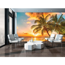 Tropische Fototapete mit orangefarbenem Leuchten des Sonnenuntergangs, Palmen und Strand, perfekt für das Wohnzimmer.