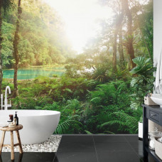 Ein Fototapete mit einer tropischen Dschungellandschaft und einem funkelnden See, perfekt für ein Badezimmer.