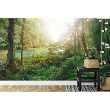 Ein Fototapete mit einem beruhigenden Blick auf einen tropischen See im Dschungel, geeignet für ein Büro.