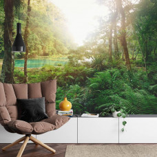 Ein Fototapete mit einer beeindruckenden Landschaft tief im Dschungel mit Wasser, geeignet für ein Wohnzimmer.