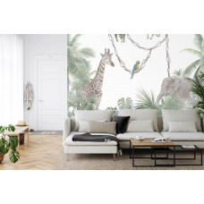 Eine Fototapete mit exotischen Tieren und Dschungelatmosphäre, die in einem Wohnzimmer angezeigt wird.
