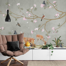 Eine Fototapete mit frühlingshaften Waldtieren und Schmetterlingen, abgebildet in einem Wohnzimmer.