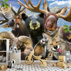 Eine Fototapete mit Tieren aus dem Wald in einer lustigen Selfie-Pose, geeignet für ein Kinderzimmer.