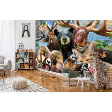 Eine Fototapete mit einem fröhlichen Waldtierchaos, ideal für ein Spielzimmer.