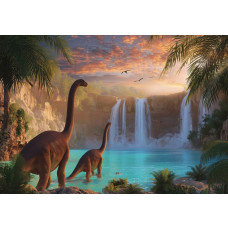 Fotobehang met dinosaurussen, hoge watervallen, palmen en turkoois water onder een kleurrijke lucht.