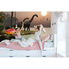 Eine Fototapete mit Dinosauriern am Wasser, die in einem Mädchenzimmer angezeigt wird.