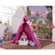 Eine Fototapete mit Disney-Prinzessinnen im Kinderzimmer.