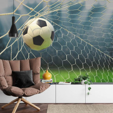 eine Fototapete, die einen Fußball zeigt, der mit voller Geschwindigkeit auf das Tor in einem Wohnzimmer zugeht.