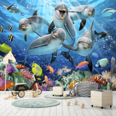 Eine Fototapete mit fröhlichen Delfinen unter Wasser, perfekt für ein Spielzimmer.