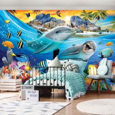 Eine Fototapete mit Delfinen in einem Aquarium mit tropischem Flair, perfekt für ein Spielzimmer.