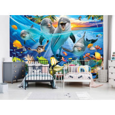 Eine Fototapete mit Delfinen an einem Unterwasserstrand, ideal für ein Kinderzimmer.